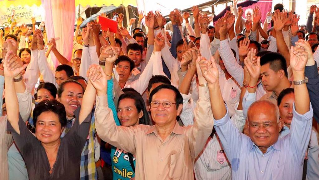 បក្ស​ប្រឆាំង ​លុប​ពាក្យ​ស្លោក “ដូរ​មេឃុំ​បម្រើ​បក្ស ដាក់​មេ​ឃុំបម្រើ​រាស្ត្រ​” ប៉ុន្តែ​សម្រេច​​រក្សាចំនួន​​ក្បាល​ម៉ាស៊ីន​នៅ​ដដែល​