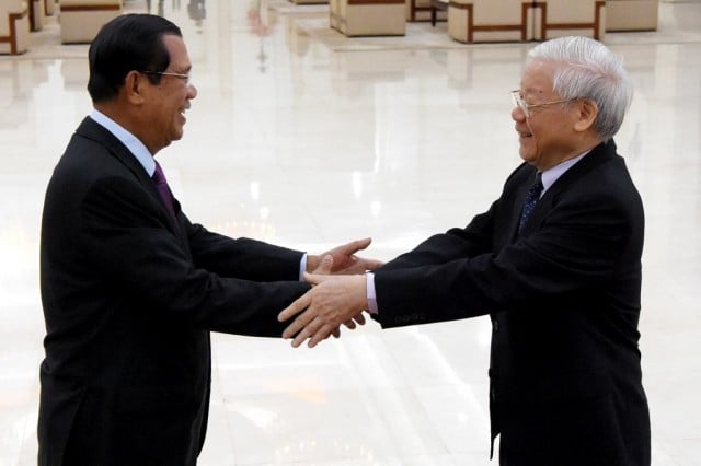 មេដឹកនាំកម្ពុជា-វៀតណាមបន្តសួរសុខទុក្ខគ្នាអំឡុងវិបត្តិកូវីដ-១៩ ខណៈវៀតណាមជួយ៣០ម៉ឺនដុល្លារទៀត