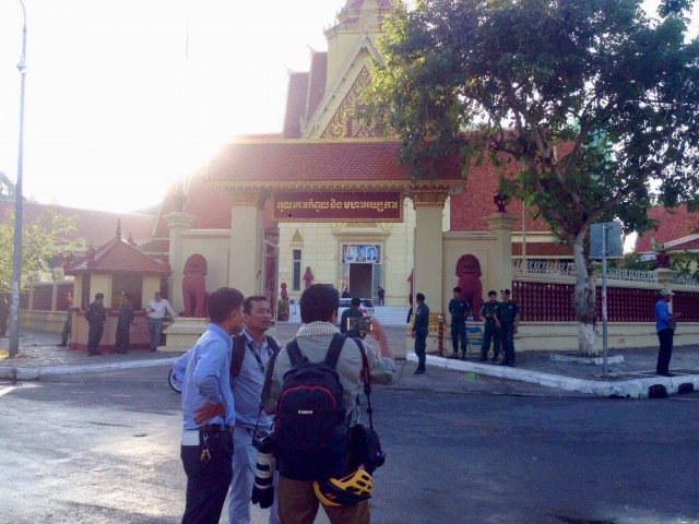 អ្នកសារព័ត៌មានកំពុងជួបជុំគ្នានៅមុខ​តុលាការ​កំពូល