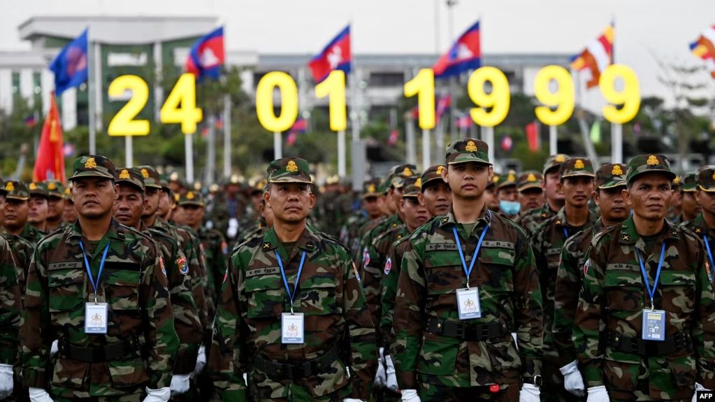 អគ្គមេបញ្ជាការ​កងទ័ព​កម្ពុជា​ដក​មុខតំណែង​មន្ត្រី​អាវុធហត្ថ​៣នាក់​ ពាក់ព័ន្ធ​គ្រឿងញៀន 