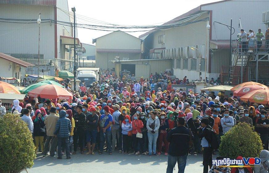 កម្មករ​​រោងចក្រ Y​&W​ បន្ត​​ការ​​តវ៉ា​​បិទ​​កំណាត់​ផ្លូវ២១៧​ ទាមទារ​​ឱ្យ​​មាន​​ដំណោះ​ស្រាយ​​វិវាទ​​ការងារ​​