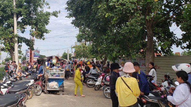 អាជ្ញាធរ​រារាំង​កម្មករ​រោងចក្រ​ស្តារឡៃថ៍ ជាង ៦រយ​នាក់​មិន​ឱ្យ​ហែ​ញត្តិ​ទៅ​ក្រសួង​ការងារ