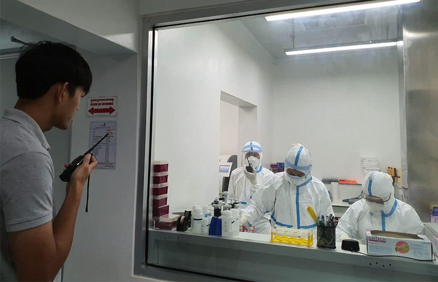 ជន​បរទេស​៣​នាក់​​ដែល​​ចូល​​កម្ពុជា​​នា​​ដើម​ខែ​​នេះ​មាន​​វីរុស​​កូ​វីដ​១៩​បំប្លែង​​ខ្លួន​​ថ្មី