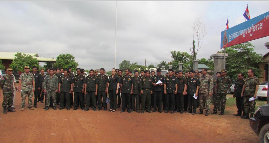 យោធាជាង៨០នាក់ស្នើឲ្យលោក ទៀ បាញ់ ដកហូតដីពីអតីតមេទ័ពម្នាក់