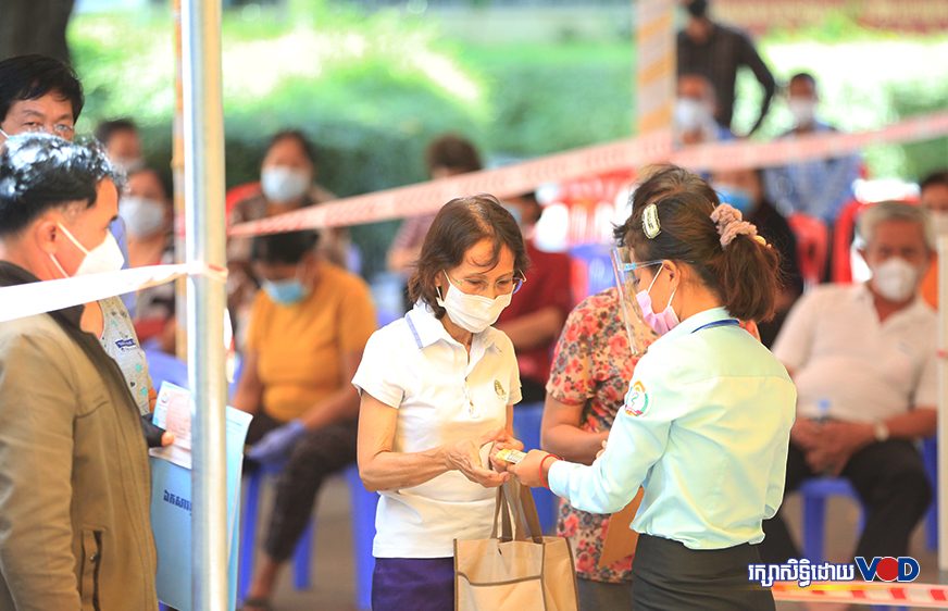 ក្រសួង​តម្រូវ​ឱ្យ​ពលរដ្ឋ​ដែល​ជួប​ជុំ​គ្នា​នៅ​ទី​សាធារណៈ​ចាប់​ពី​២​នាក់​ត្រូវ​ពាក់​ម៉ាស់​