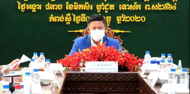 អាជ្ញាធរ​កំពង់ស្ពឺ​ឈូស​កម្ទេច​ផ្ទះ និង​ដំណាំ​ពលរដ្ឋ ៣​គ្រួសារ​ដើម្បី​អភិវឌ្ឍ​គម្រោង​ផ្លូវ​ល្បឿន​លឿន