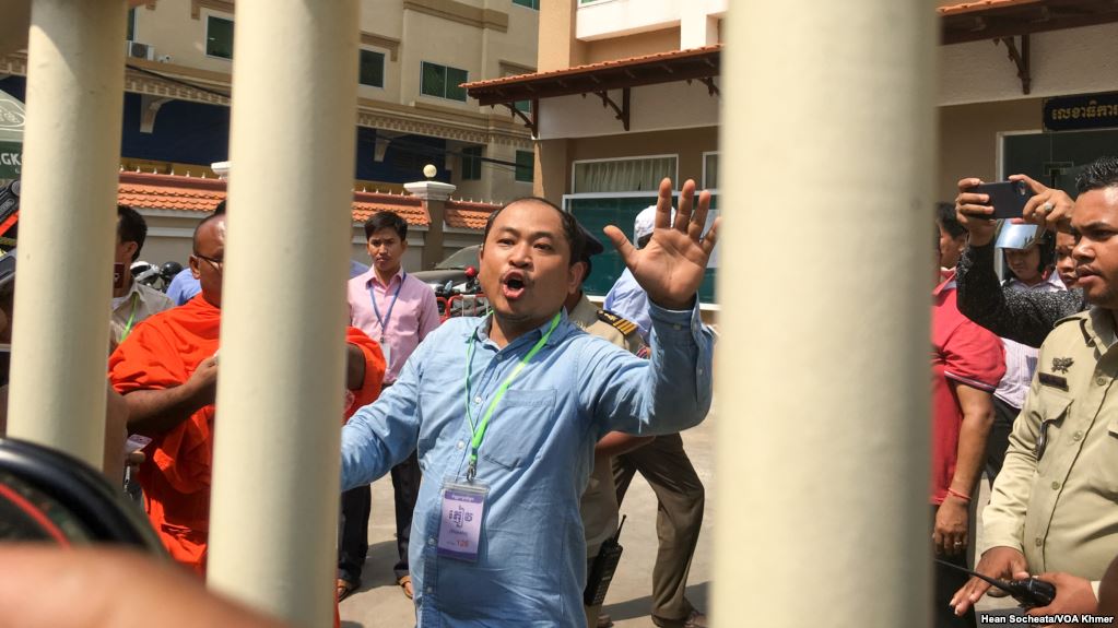 អ្នក​វិភាគ​សង្គម​ ​លោក​ ​គឹម សុខ​ ​ដែល​ត្រូវ​បាន​តុលាការ​កាត់​ទោស​ឱ្យ​ជាប់​ពន្ធនាគា