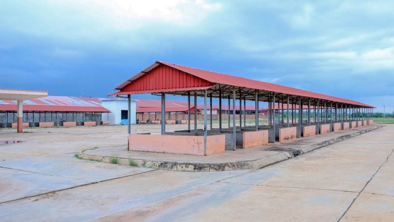 រដ្ឋបាល​ខេត្ត​កំពង់ស្ពឺ បាន​បង្កើត​ផ្សារ​បណ្តោះអាសន្ន​ឱ្យ​ពលរដ្ឋ​លក់ដូរ ដោយ​រក្សា​គម្លាត​ដើម្បី​ទប់ស្កាត់​ការ​ឆ្លង​កូវីដ