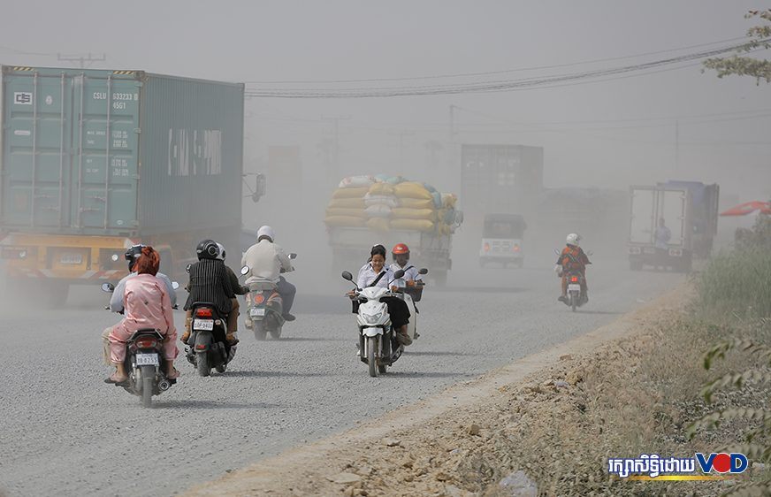 រដ្ឋ​មន្ត្រី​​សាធារណ​ការ​​ស្ដី​បន្ទោស​​មន្ត្រី​​ជុំវិញ​​ការ​ស្ថាបនា​​ផ្លូវ​​គ្មាន​​គុណ​ភាព