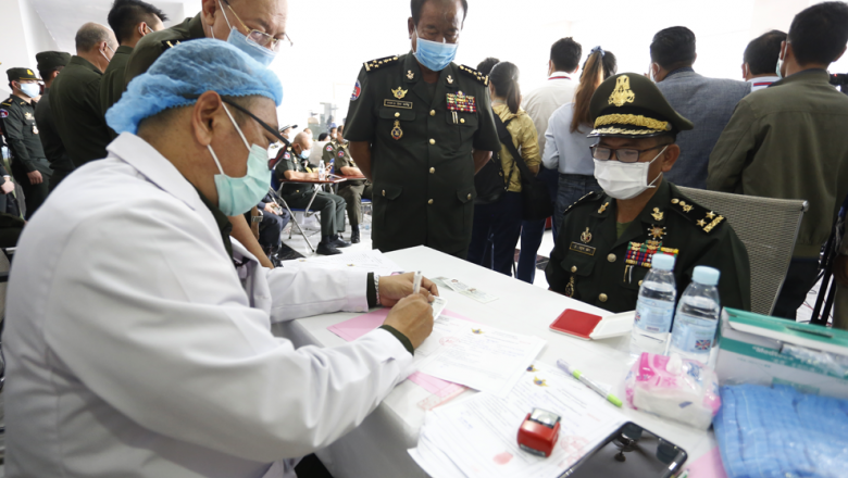 មនុស្ស​ជាង​ ៣០០ ​នាក់ ​ត្រូវបាន​ចាក់​វ៉ាក់សាំង​កូវីដ​ ១៩ ​នៅក្នុង​ថ្ងៃ​ដំបូង