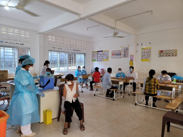 អ្នកចាក់វ៉ាក់សាំងមានជាង៤០ម៉ឺននាក់ហើយ ខណៈស៊ីណូហ្វាម៧០ម៉ឺនដូសទៀតមកដល់កម្ពុជាថ្ងៃនេះ