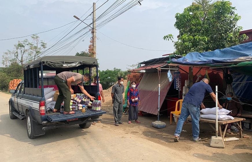 រដ្ឋាភិបាល​បញ្ចេញ​រថយន្តកង​ទ័ព​ជិត ១០០​គ្រឿង ដឹក​ស្បៀង​ជូន​ពលរដ្ឋ​​នៅ​តំបន់​ក្រហម