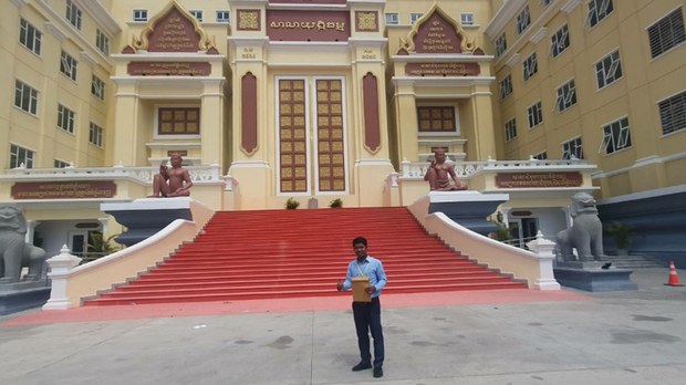 មន្ត្រី​បក្ស​ភ្លើងទៀន​ម្នាក់​ប្តឹង​ក្រសួង​អប់រំ​រឿង​លុប​ឈ្មោះ​ចេញ​ពី​ក្របខណ្ឌ​គ្រូ​ដោយ​អយុត្តិធម៌