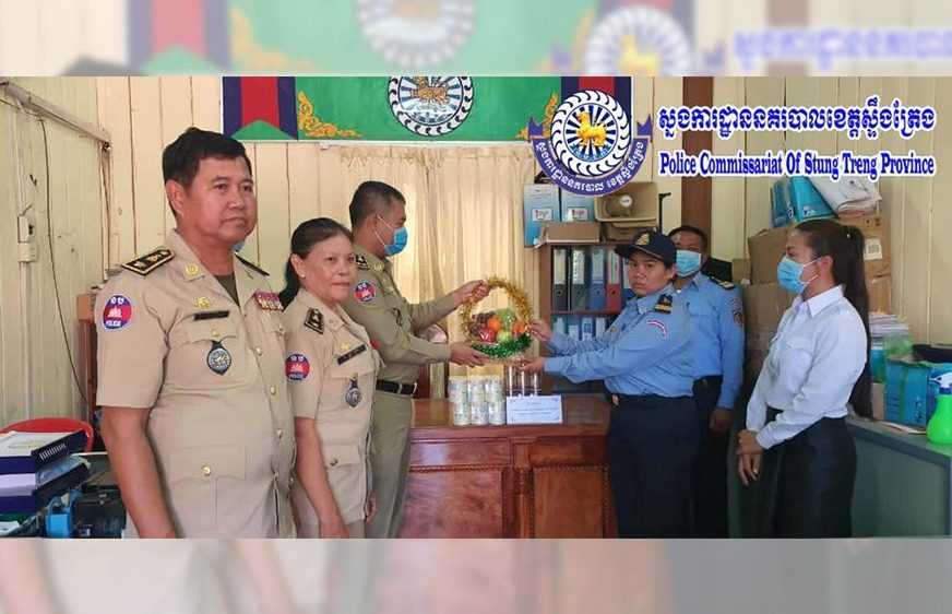 មន្រ្តី​ជាន់​ខ្ពស់​ក្រសួង​មហា​ផ្ទៃ​គាំ​​ទ្រ​នគរ​បាល​ជា​ស្រ្តី​ដែល​បំបៅ​ដោះ​​​កូន​ក្នុង​ពេល​ធ្វើ​ការ