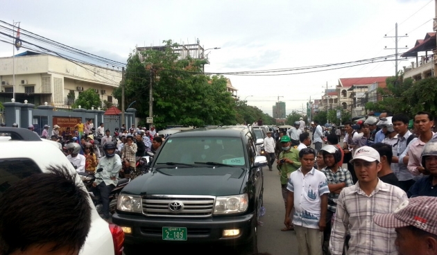 សមត្ថកិច្ចអនុញ្ញាតឲ្យក្បួនរថយន្តតំណាងរាស្ត្រCNRP ២៣គ្រឿងធ្វើដំណើរដាក់ញត្តិថ្វាយព្រះមហាក្សត្រ