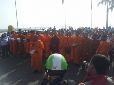 ក្រុម​អង្គ​ការ​សង្គម​​ស៊ីវិល និង​ព្រះសង្ឃ​រៀប​ចំពិធី​បួង​សួង​ដើម្បី​ឲ្យ​ដោះ​លែងអ្នកជាប់ឃុំ​ឃាំង​ទាំង ​២៣ នាក់​ 